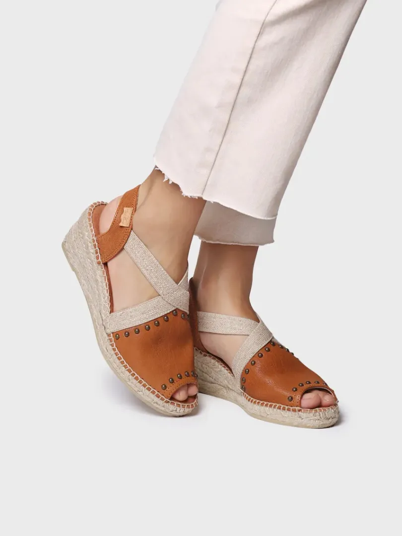 Toni Pons Cuñas Medias | Cerradas | MADRID - Alpargata de mujer en piel con cuña, tachuelas y elásticos | MADRID