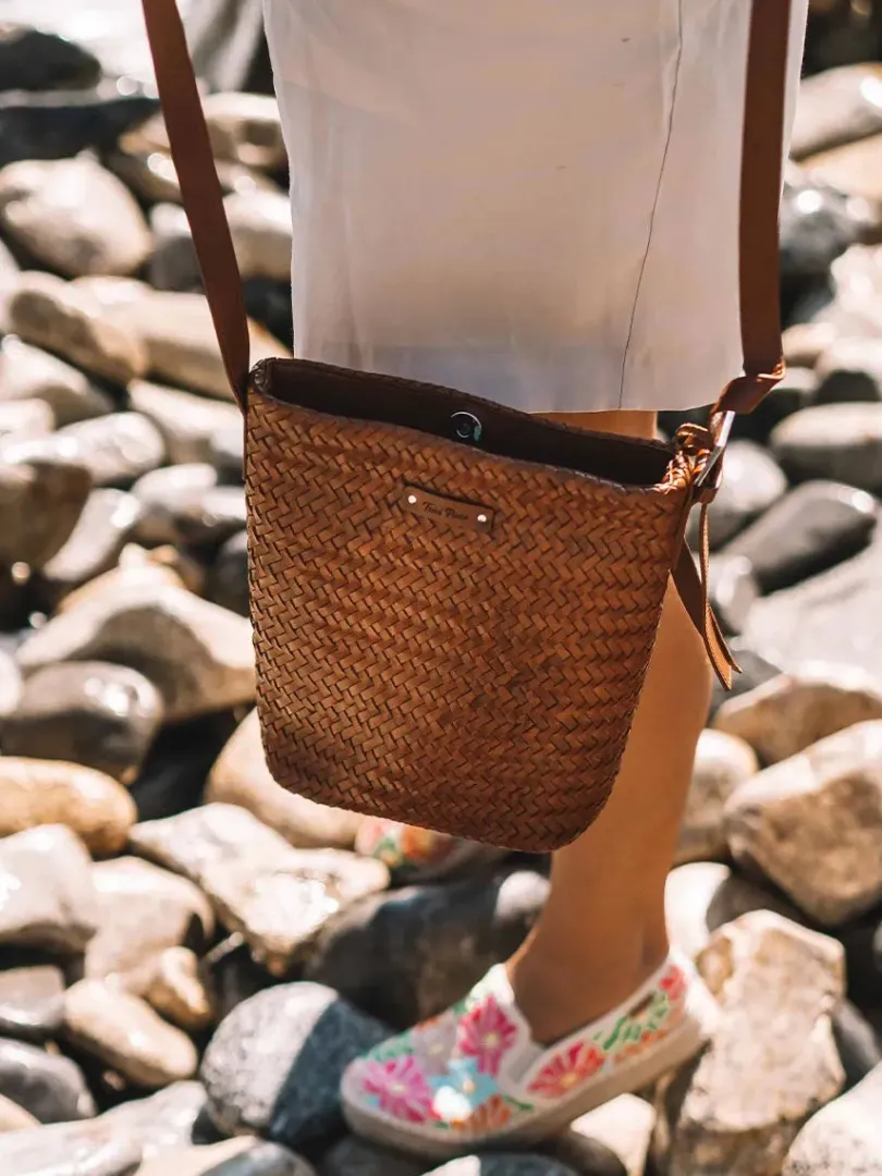 Toni Pons Bolsos | SALLY - Bolso bombonera en cuero trenzado con tira ajustable | SALLY