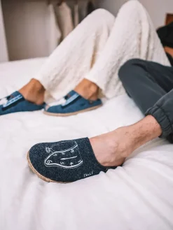 Toni Pons Slippers | SOMNI - Zapatillas de casa de hombre inspiradas en la obra de Salvador Dalí en azul marino | SOMNI