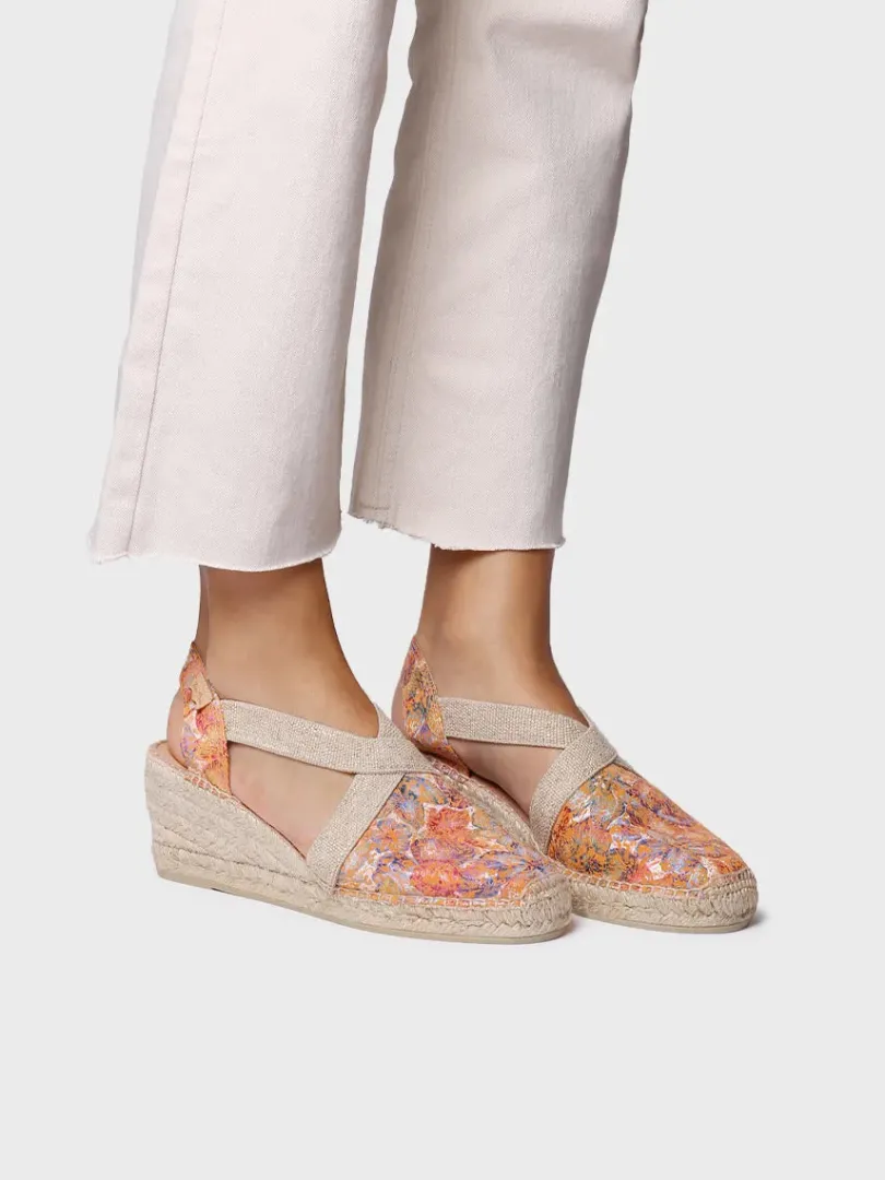 Toni Pons Cuñas Medias | Cerradas | TELVA-LL - Alpargata de mujer en piel estampada con cuña y elásticos | TELVA-LL