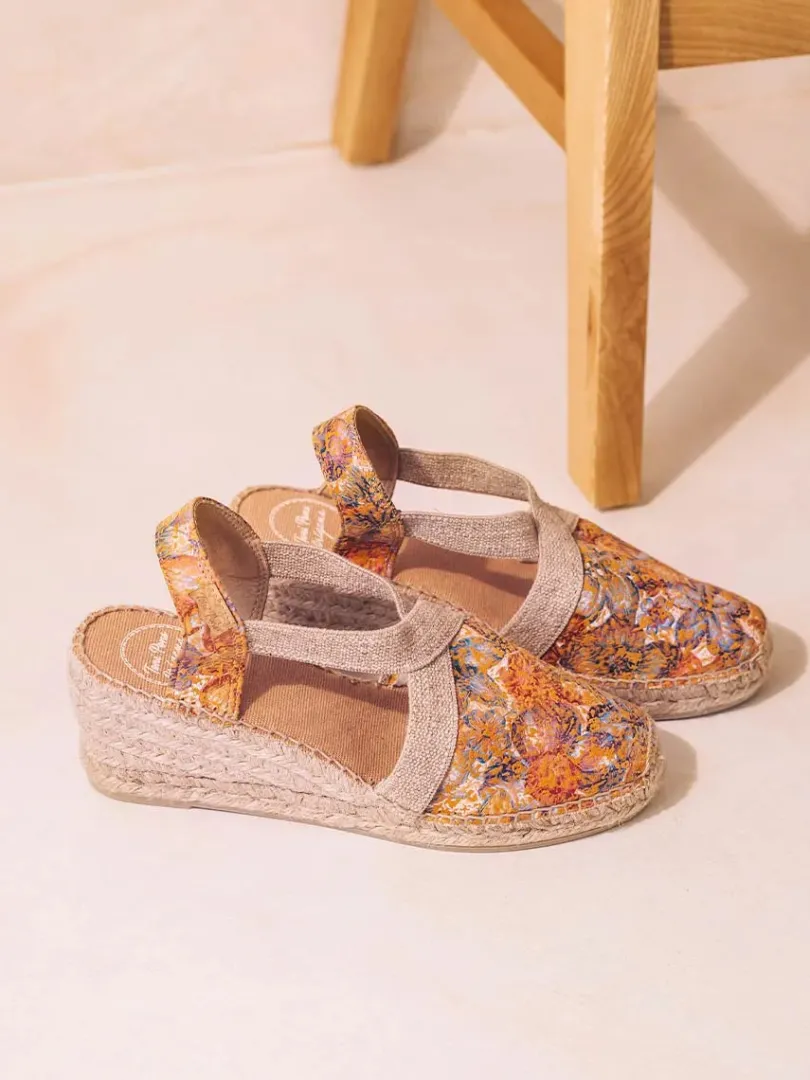 Toni Pons Cuñas Medias | Cerradas | TELVA-LL - Alpargata de mujer en piel estampada con cuña y elásticos | TELVA-LL